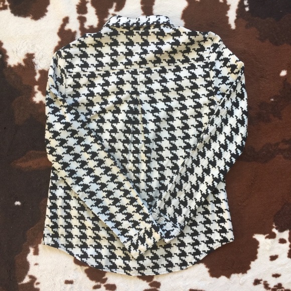 Simple chic button down top - Picture 6 of 6